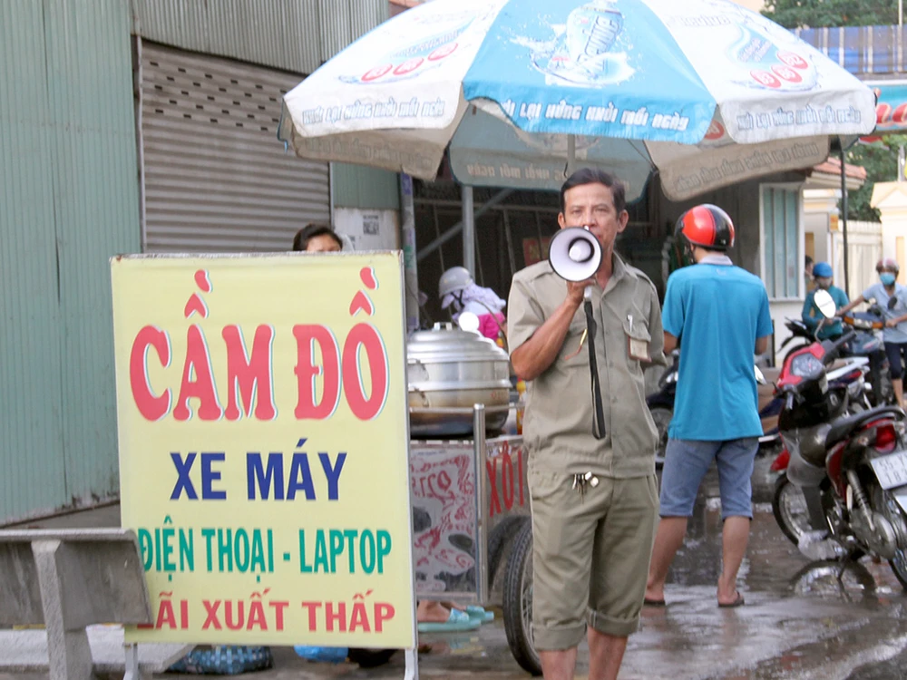 Người dân quận 12 khổ sở vượt 'biển nước' đi làm ảnh 9